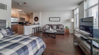 Building Photo - 605 W Kinzie St