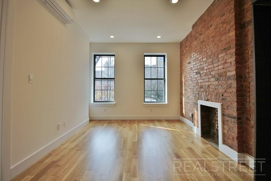 Building Photo - Spacious Modern 1 Bedroom