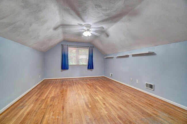 Building Photo - Fabulous 4-Bedroom Great Neck Home Ready 0...