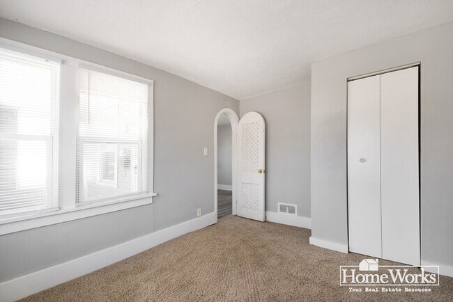 Building Photo - Adorable 2 Bedroom Home