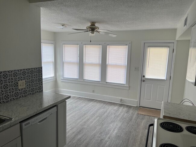 Building Photo - 1500 N Osceola Ave