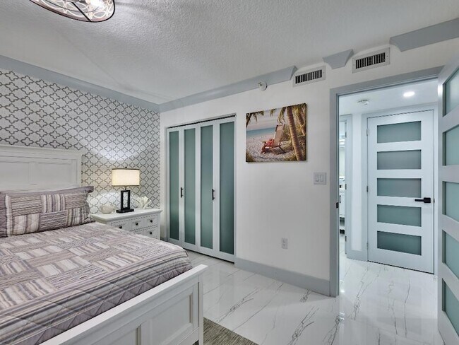 Building Photo - 5051 N Hwy A1A