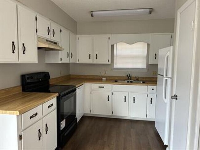 Building Photo - 220 Garden Cir