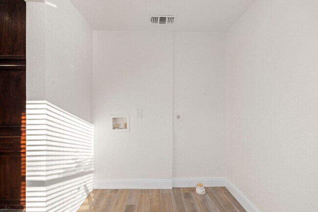 Building Photo - Beautifully Updated 3 bedroom, 2 bath!