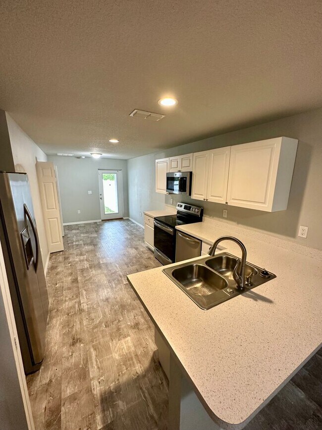 Building Photo - 2027/2029 Guava Drive
