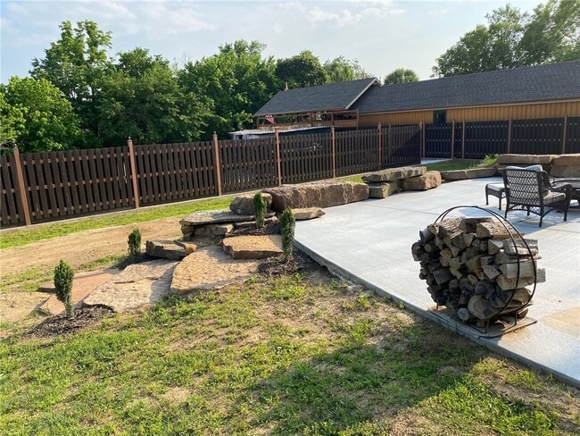 Building Photo - 6445 Dearing Rd