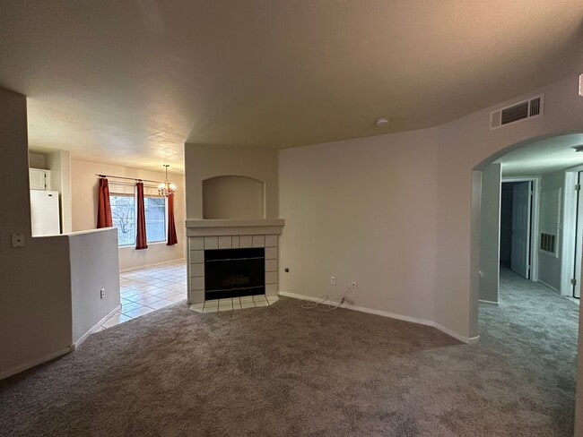 Building Photo - Henderson First Floor Condo - In Gated Community With Pool.