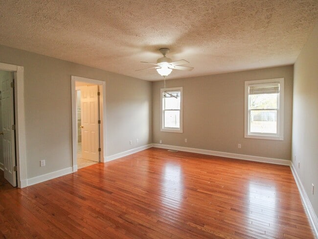 Building Photo - Spacious home!