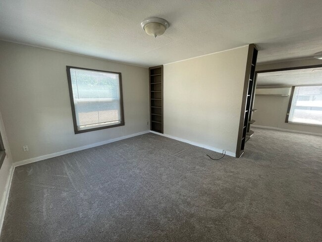 Building Photo - 2 Bed 1 Bath Cottage
