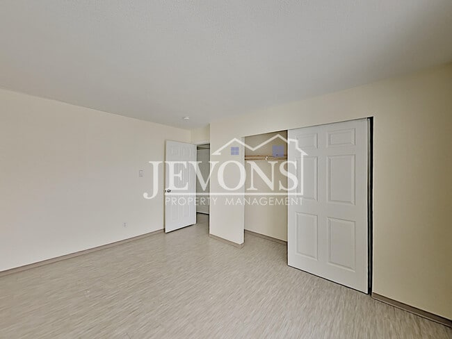 Building Photo - 1516 N Brook Ct