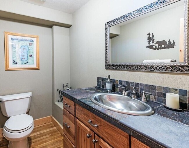 Building Photo - Charming Mountain Home