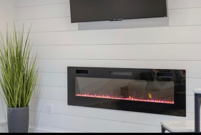 Building Photo - 253 Main St