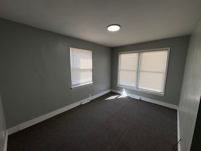 Building Photo - Three bedroom one bathroom apartment for rent