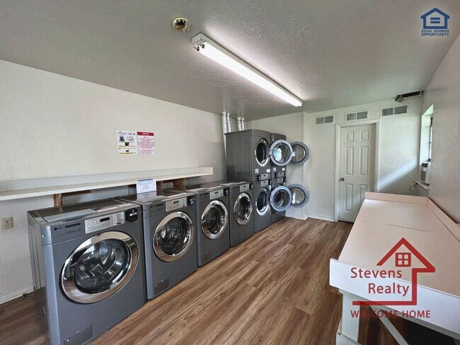 Building Photo - 1502 NW Kingsbury Ave