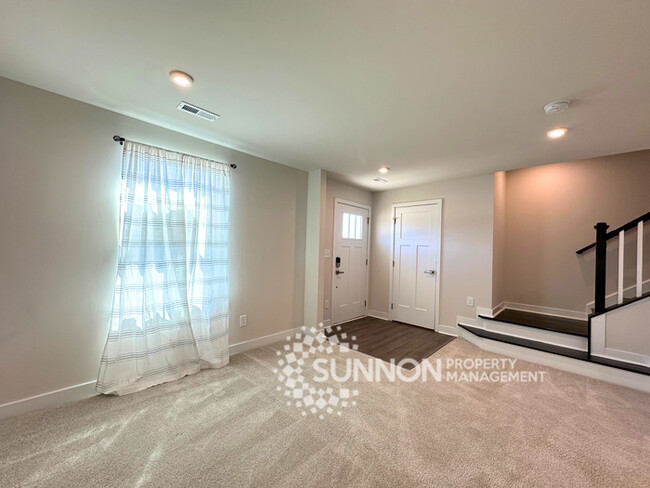 Building Photo - Spacious 3-Bedroom Townhome in a Prime Loc...