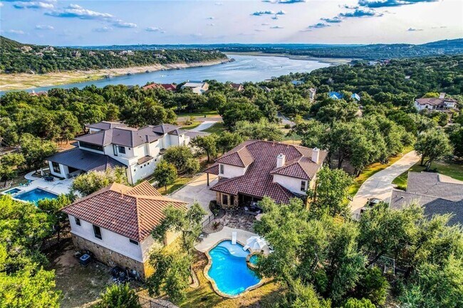 Building Photo - Luxury Tuscan Villa Retreat with Lake Views