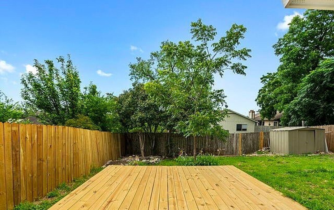 Building Photo - 8412 Clear Mdws
