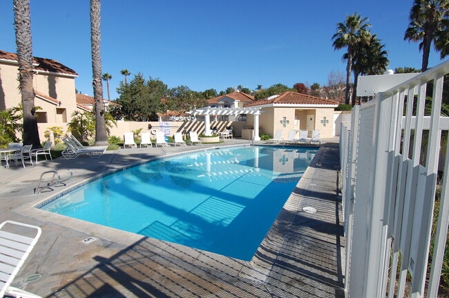 Building Photo - Light and Bright 2 bedroom 2.5 bath!! Call Steve Conrad 949-542-8347