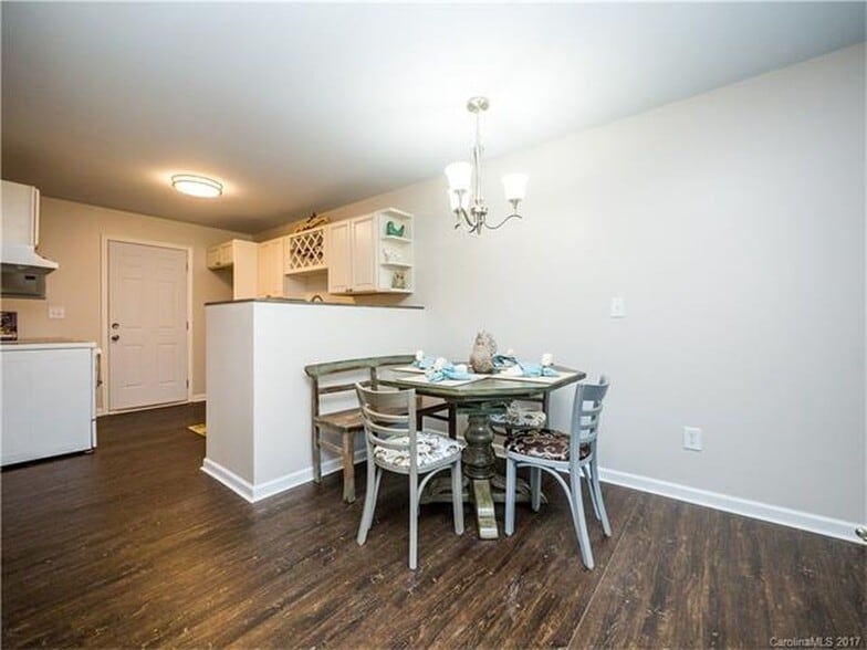 Building Photo - 305 S Spargo St