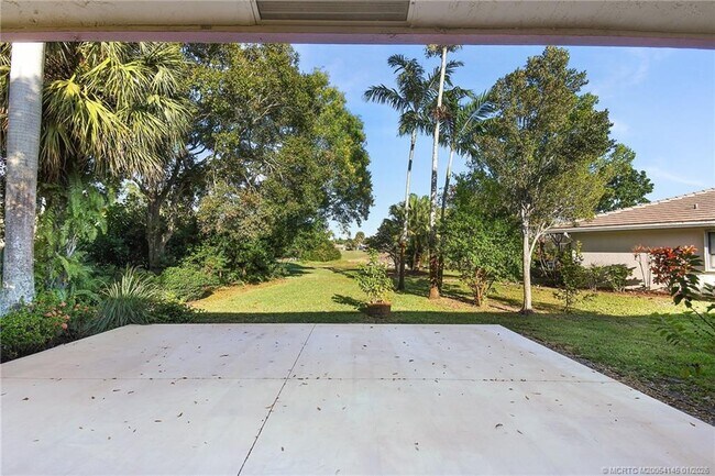 Building Photo - 2225 SW Creekside Dr