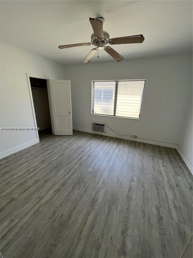 Building Photo - 945 Bay Dr