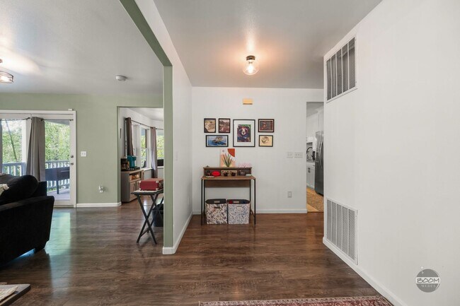 Building Photo - Charming Palmer Home!