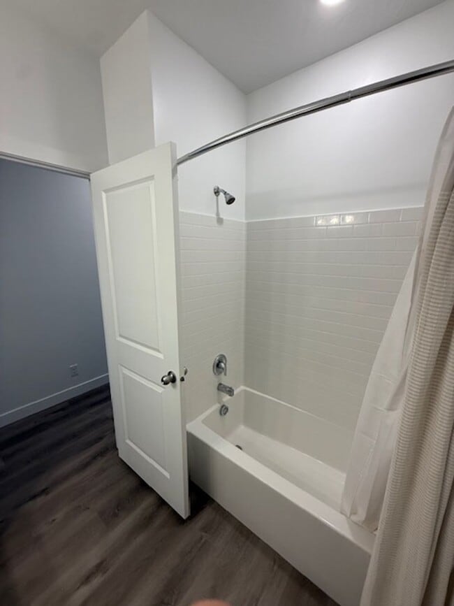 Building Photo - Modern 3 Bedroom Condo in Desert Color