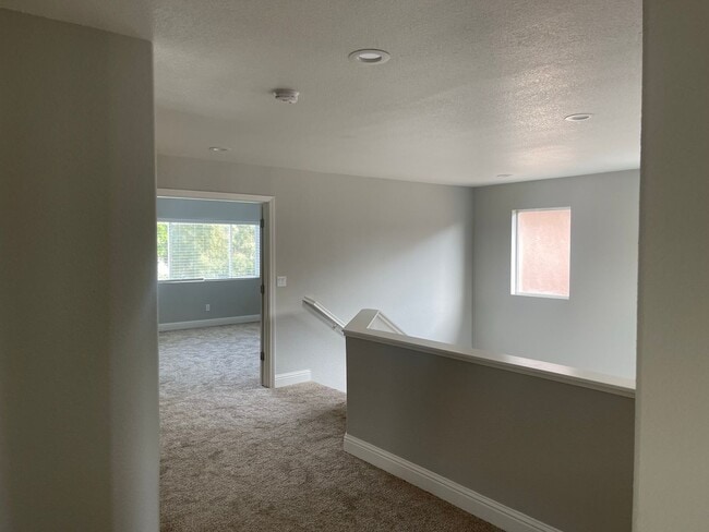 Building Photo - Beautiful 4 Bedroom 3 Bathroom with a pool