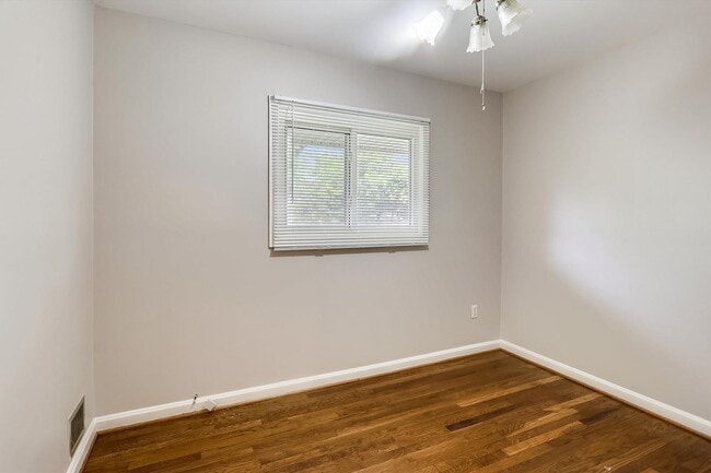 Building Photo - Updated and Ready for Move In