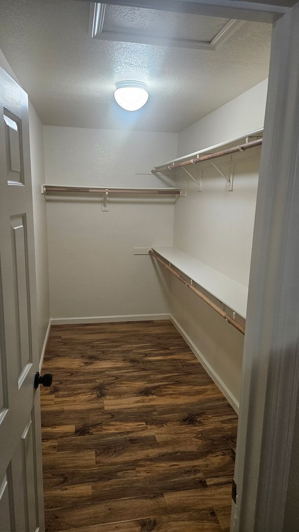 Building Photo - 4 Bedroom 2 bath Large home available Now!