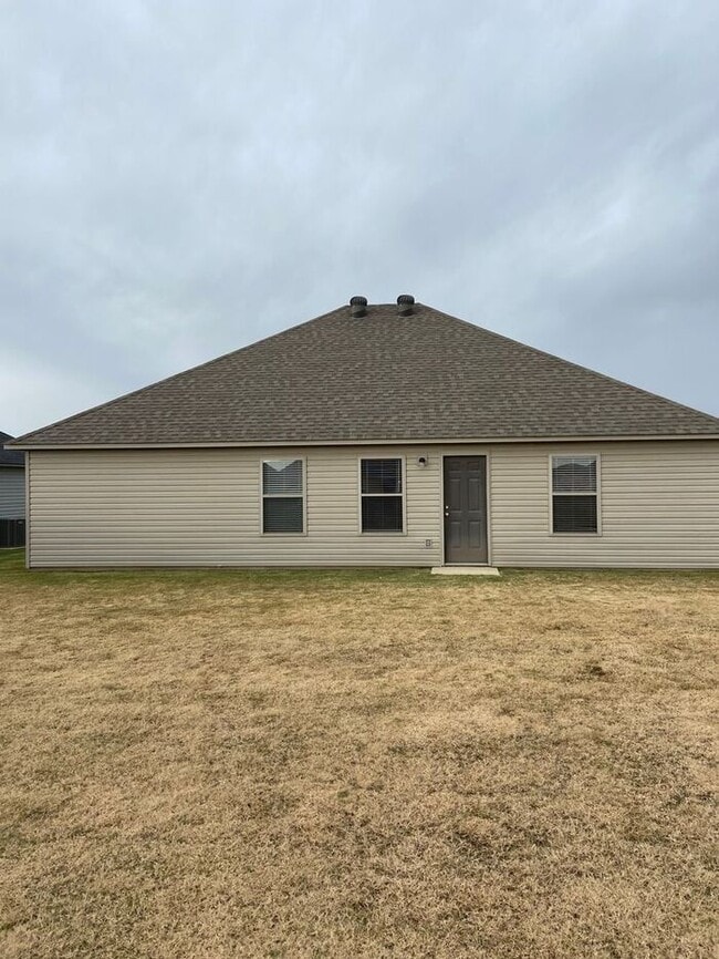 Building Photo - *$99 Move in Special* Three Bedroom | Two ...