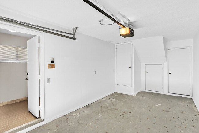 Building Photo - 208 Hopkins St