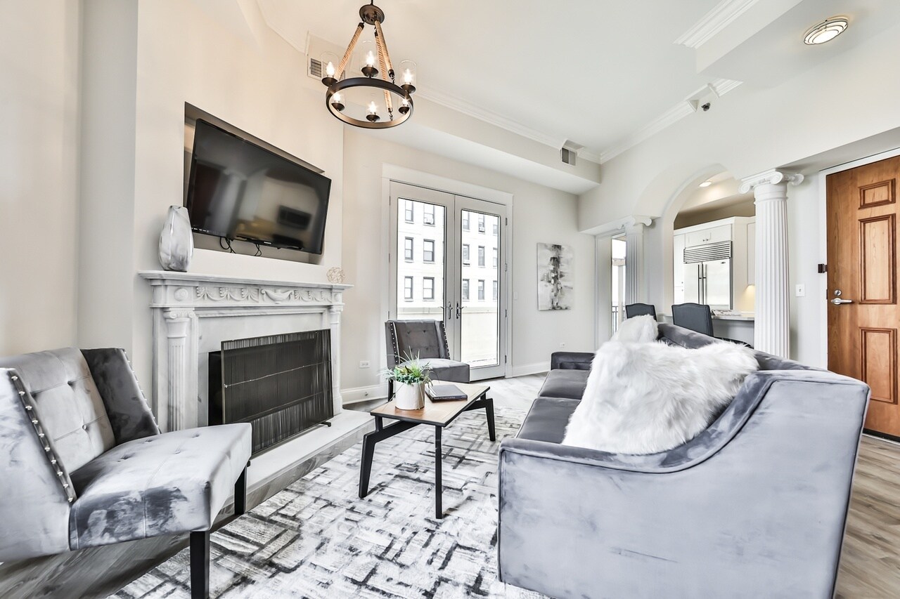 Living room with gas fireplace - 2042 N Clark St