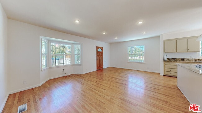 Building Photo - 1107 S Bundy Dr