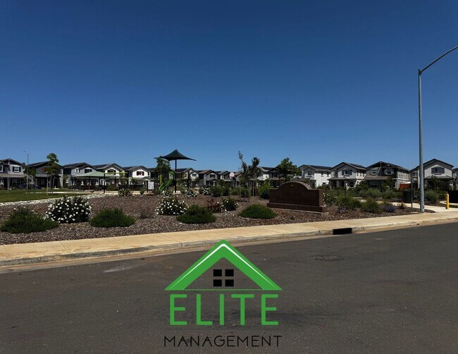 Building Photo - **Brand New 4 Bed / 3 Bath Home in Prime R...