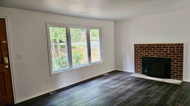 Building Photo - Welcome to this beautifully remodeled 3-be...