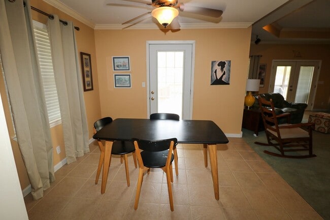 Building Photo - Wonderful Lake Home