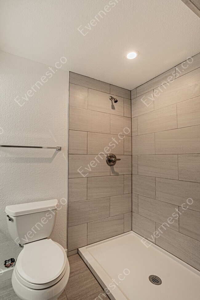 Building Photo - 5 Bed, 3.5 Bath Home with Fenced Yard & Garage / Available Now!