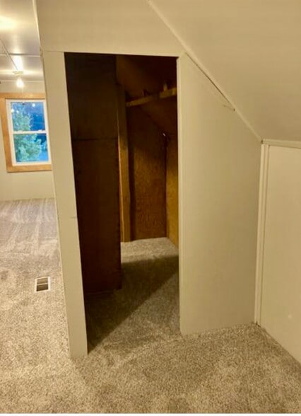 Building Photo - 630 W 7th Ave