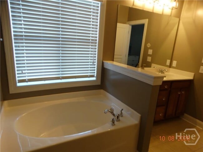 Building Photo - 323 Lakeview Dr