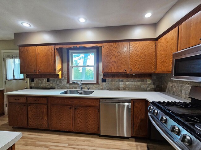 Building Photo - 3 bedroom 2 bath with additional lower lev...