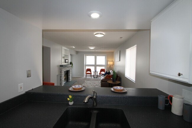 Building Photo - Large 2 bedroom 2 bathroom with balcony an...