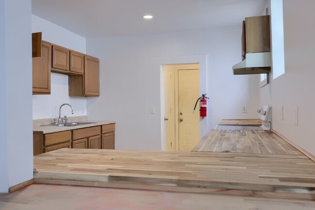 Building Photo - 5 bedroom 1.5 bath. Home available now.