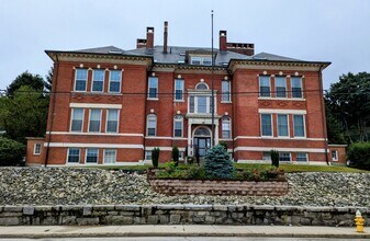 Building Photo - 926 Southbridge St