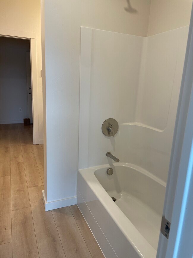 Building Photo - 2221 Willow Dr