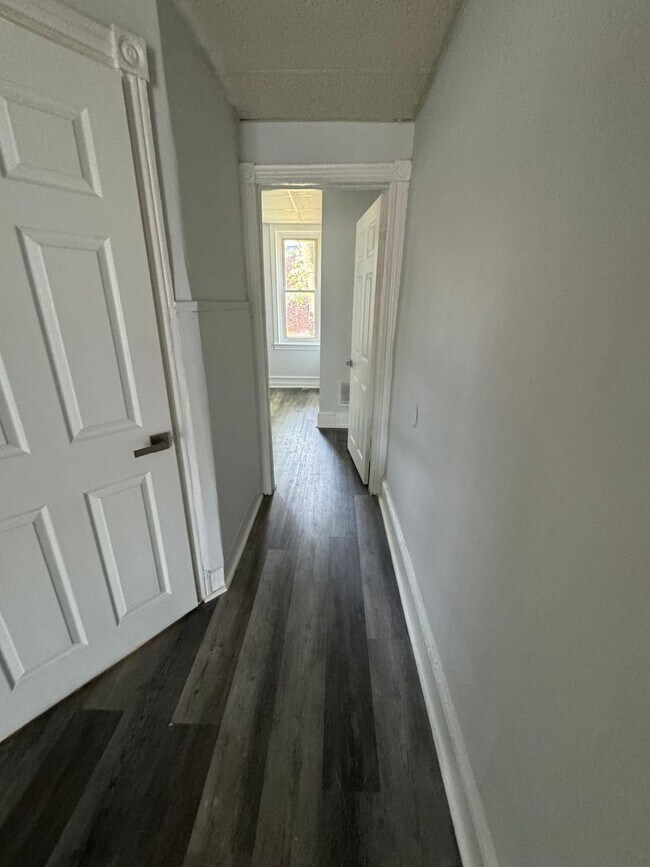 Building Photo - Refreshed 3BR/1BA Cozy Home with Porch & Fenced Yard!