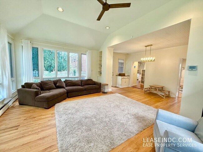 Building Photo - 4825 Butterworth Pl NW