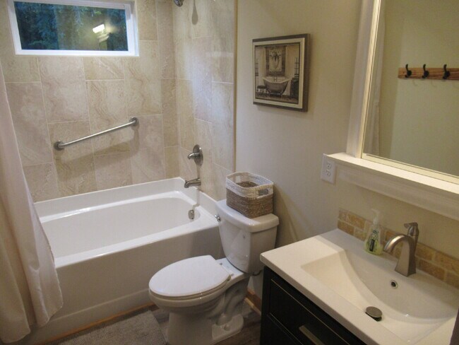 Building Photo - Short-Term Rental in Dallas, NC.  Fully Furnished and ready for Move In.