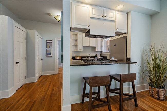 Building Photo - Uptown condo available immediately