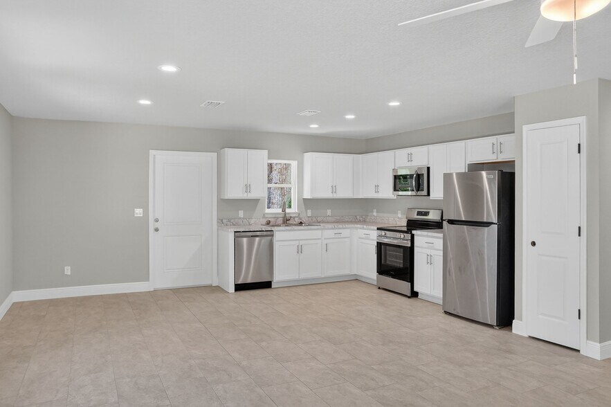 Building Photo - 214 Center St